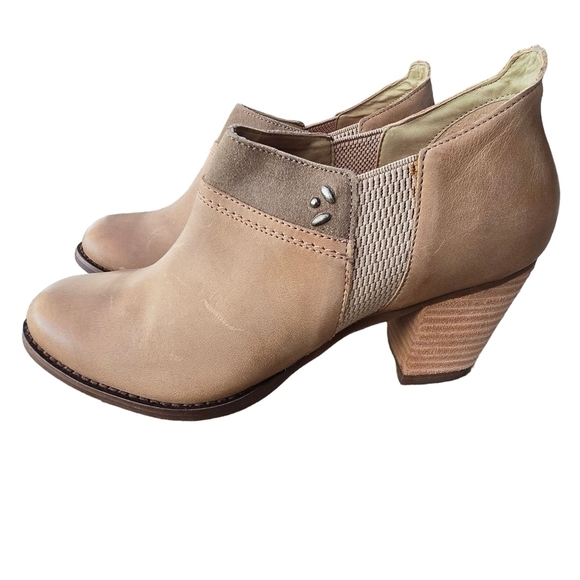 OluKai Ho'ou'i Ankle Boots, Size 8 - Picture 2 of 10